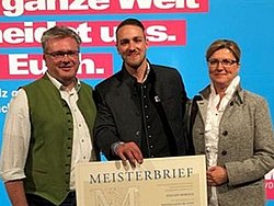 Phillipp Horner bei der Übergabe seines Neisterbriefes