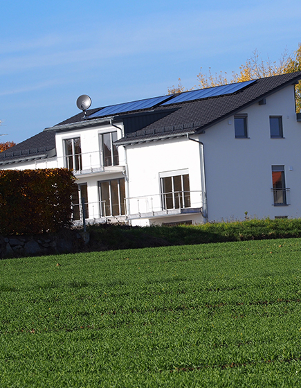 Solarpanels auf dem Dach eines Hauses bei gutem Wetter 