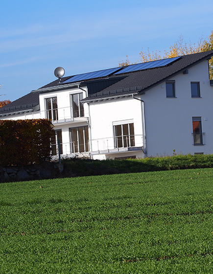 Solarpanels auf dem Dach eines Hauses bei gutem Wetter